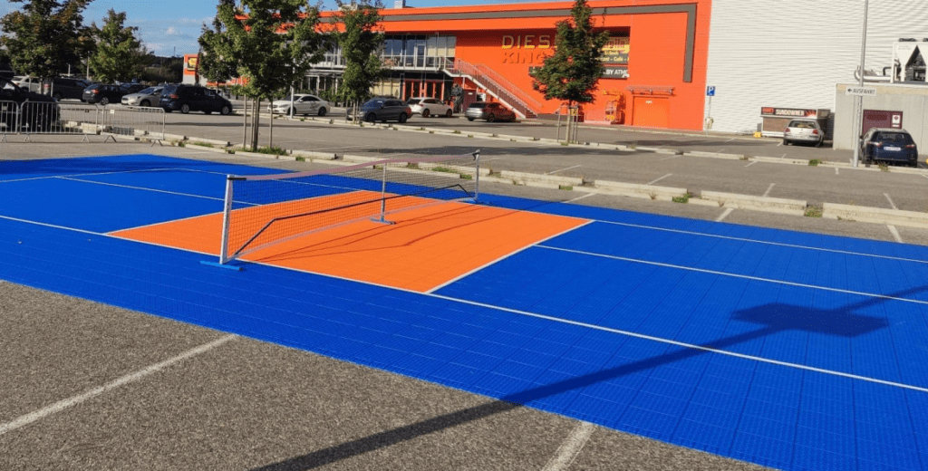 boisko do pickleballa na parkingu